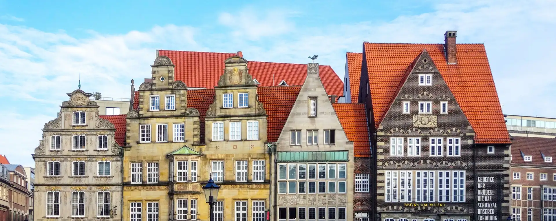 Historische Giebelhäuser am Bremer Marktplatz unter klarem Himmel